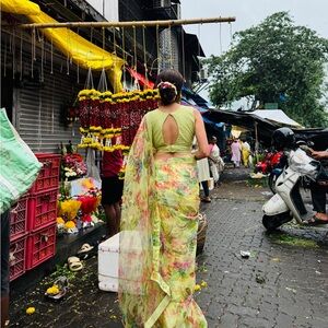 Stunning Floral saree and blouse 🌼✨